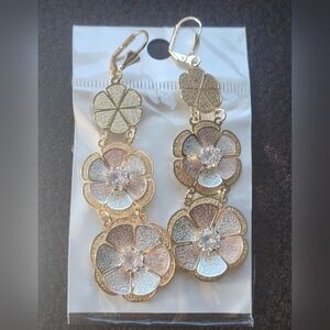 Gold plated 3D flower earrings.        Arracada Oro Laminado. NEW no tags